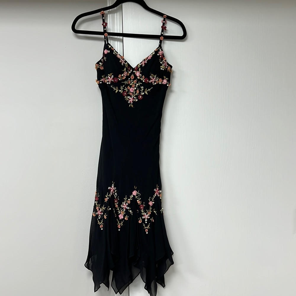 Sue Wong Black Dress with decorative flowers. MIDI dress. Size 2